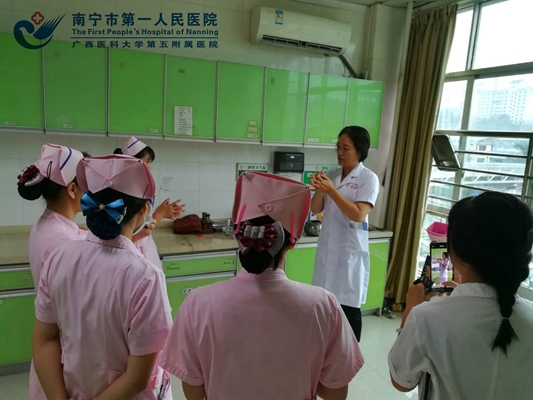 2.陆一宁老师演示6步洗手法.jpg