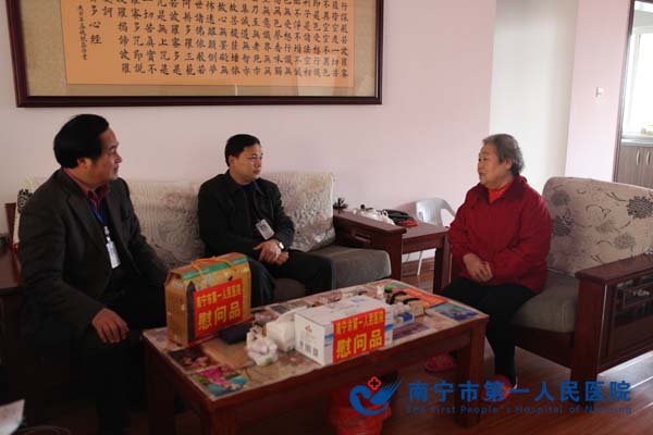 黎君君书记和刘津江副书记到离退休干部家中进行慰问.jpg