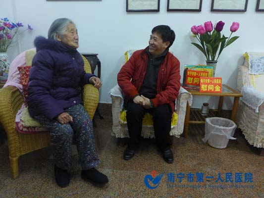 韦金儒院长到离休干部家中进行慰问.jpg
