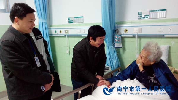 黎君君书记陪同南宁市老干部局领导慰问住院离休干部.jpg