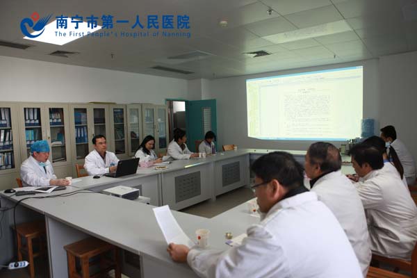 黄海主任主持的肿瘤多学科诊疗团队(MDT)进行讨论中.JPG