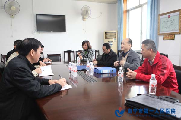 检查组听取汇报.JPG
