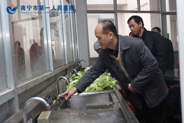 检查组下到医院饭堂实地检查.JPG