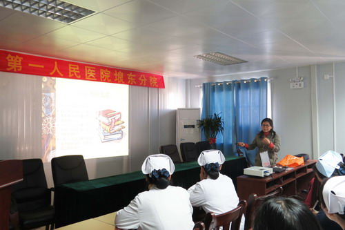 谭英葵副主任护师在讲座上授课.jpg