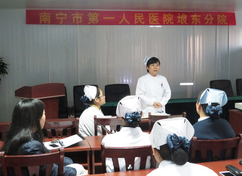 李芳主任在讲座上与护士们开展学习讨论.jpg