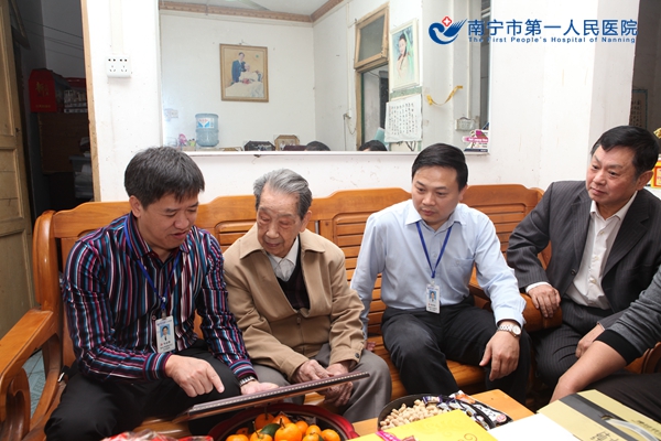1.院领导在宋鸿基老人家中与宋老亲切交谈并翻看老照片.JPG