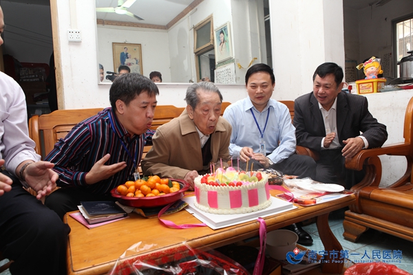 2.韦金儒院长、黎君君书记与宋鸿基老人共同吹灭生日蜡烛.JPG