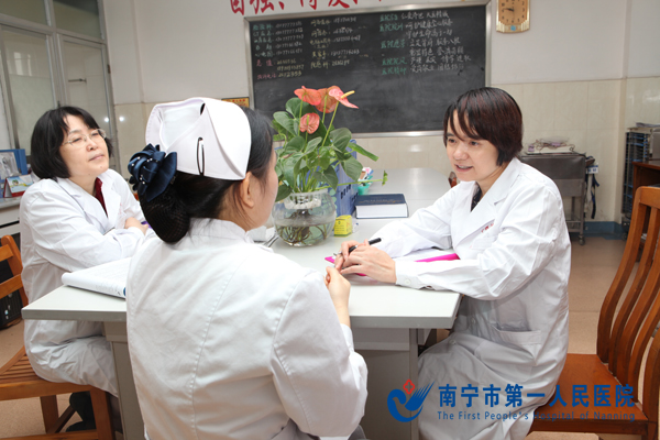 专家在病房提问护士.JPG