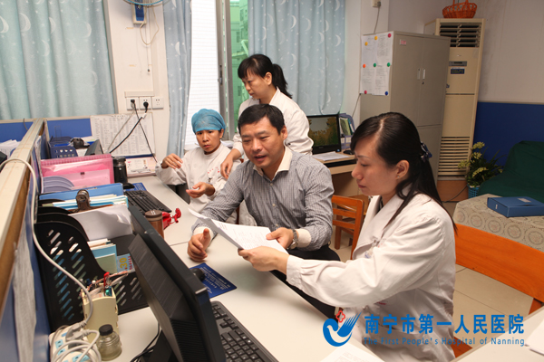专家在感控科查看资料.JPG