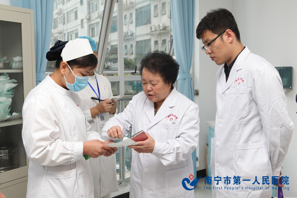专家在门诊外科处置室检查.JPG