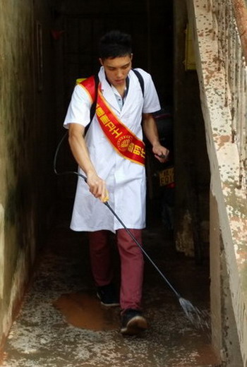 在职党员志愿者为居民进行楼道消毒.jpg