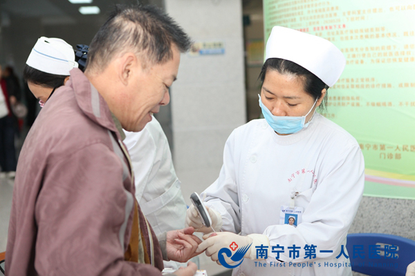 医护人员在为市民量血糖.JPG
