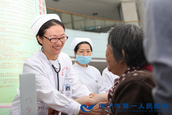 医护人员在为市民量血压.JPG