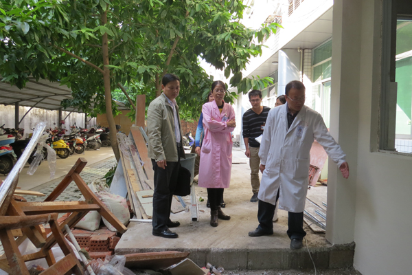黎书记在视察分院建设情况.JPG