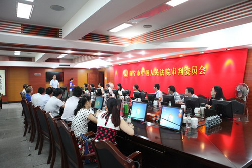 参观人员在听法院工作人员做讲解.JPG