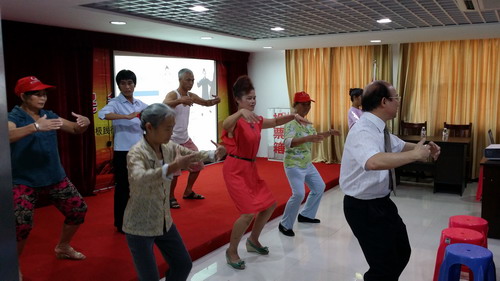 吴副院长现场示范养生操.jpg