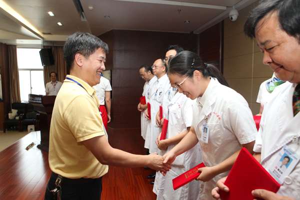 韦金儒院长给获奖的十佳医师颁奖.JPG