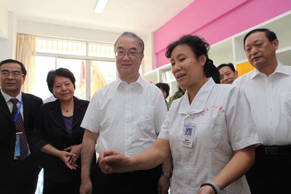 全国人大常委会副委员长桑国卫(左三),国家卫生和计划生育委员会副主任、国家中医药管理局局长王国强(右一),广西壮族自治区人民政府副主席李康(左二),广西壮族自治区卫生和计划生育委员会主任李国坚(左一)到南宁市青秀区民政局婚姻登记处视察(我院医务人员任其工作人员),向工作人员了解情况。.JPG