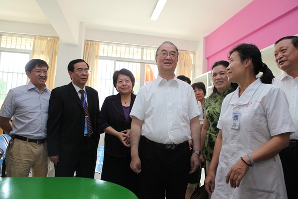 全国人大常委会副委员长桑国卫(左四)广西壮族自治区人民政府副主席李康(左三),广西壮族自治区卫生和计划生育委员会主任李国坚(左二)到南宁市青秀区民政局婚姻登记处视察(我院医务人员任其工作人员),我院院长韦金儒(左一)陪同视察。。.JPG