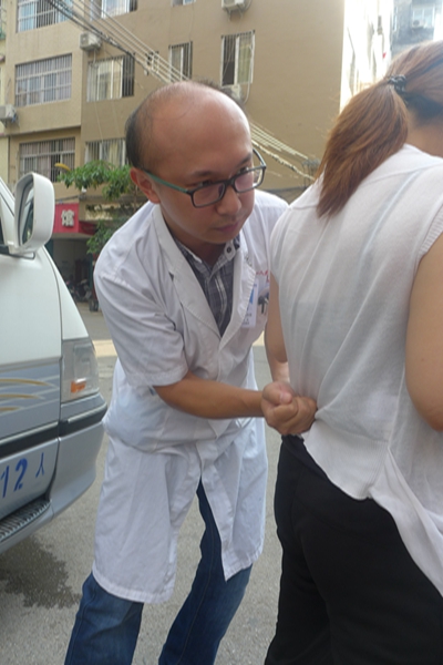 3.骨科支部党员韦黄女士看病.JPG