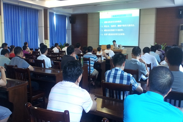 急诊科主任潘云东副主任医师为学员们讲课.jpg