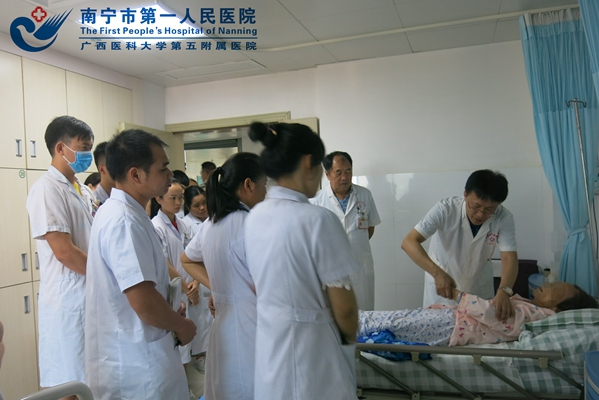2.2018年9月20日李先锋主任深入该院脑病康复科进行临床现场指导.jpg