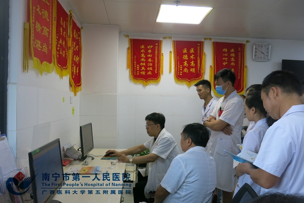 3.2018年9月20日李先锋主任在该院脑病康复科进行指导.jpg