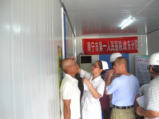 志愿者给工地人员进行健康体检.jpg