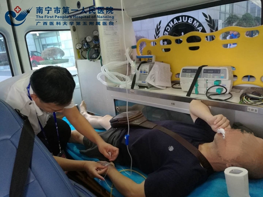 1医疗保障小组在给患者输液治疗.jpg