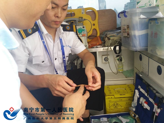 2.医疗保障小组在包扎伤口.jpg