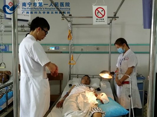 1.我院骨科一病区医生与医联体综合服务部工作人员与患者沟通交流照片.jpg