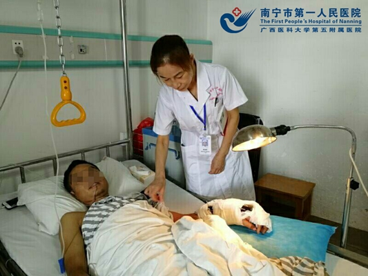 2.医联体综合服务部工作人员随访患者照片.jpg