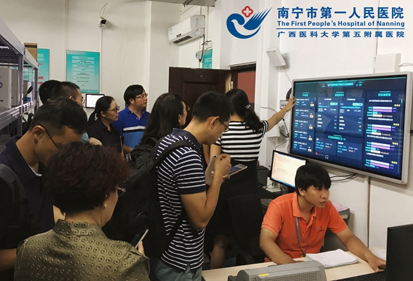 1.考察团参观耗材中心库.jpg
