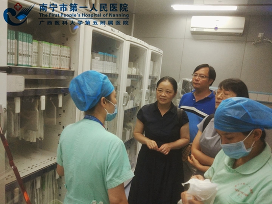2.考察团现场参观介入室耗材柜.jpg