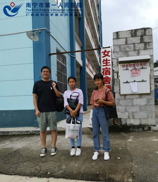 3.梁书记亲自送辍学学生到校办理入学手续.jpg