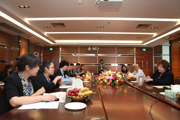 美国耶鲁医学院的护理专家与参会人员座谈交流.jpg