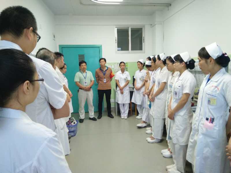 图为进行临床讲课现场.jpg