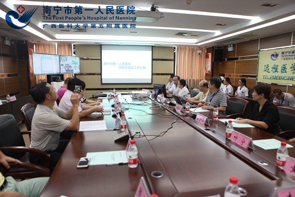 1市人大常委会调研组与我院领导在远程医学中心进行医联体建设工作汇报.jpg