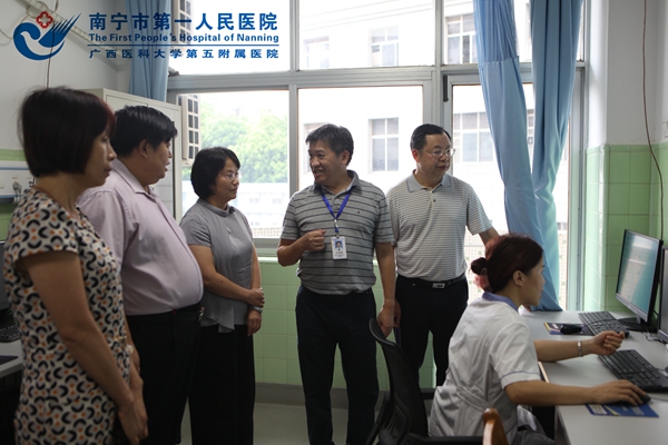 3.我院领导向市人大常委会调研组介绍我院远程心电诊断中心工作情况.jpg