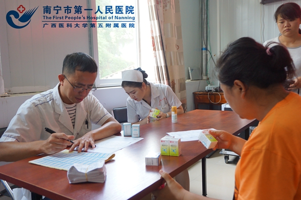 1.图为我院药师向患者免费发放治疗药品.jpg