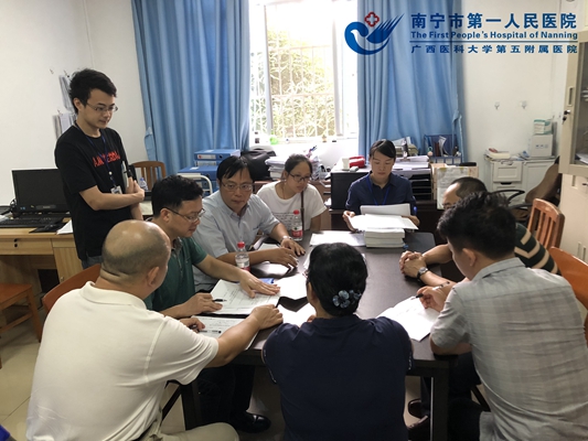 1.工作组在医学装备管理科检查文件资料.jpg
