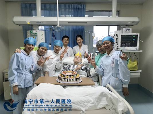 1.朱爸和医护人员的合影.jpg