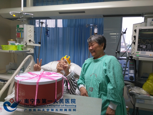 2、朱爸朱妈幸福的笑了.jpg
