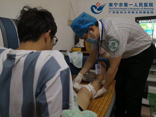 图1:南湖社区卫生服务中心家庭医生为上门为患者伤口换药.jpg