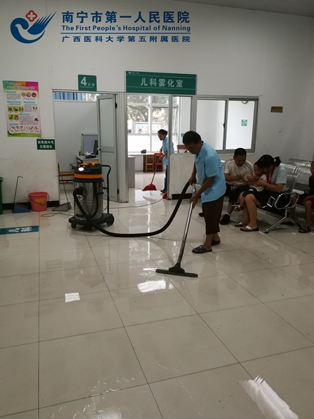 保洁员清扫积水.jpg