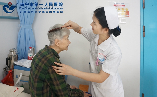 护士在给奶奶梳头.jpg