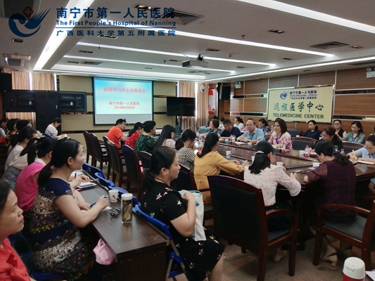 我院组织召开院领导与护士长座谈会.jpg