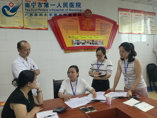 1.我院李家萱主任给韦冬梅院长等人讲解二级医院设置标准.jpg