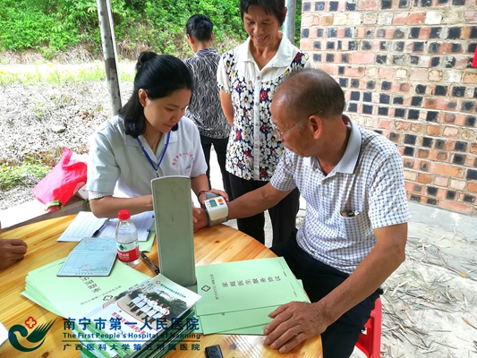 3.给村民测量血压.jpg