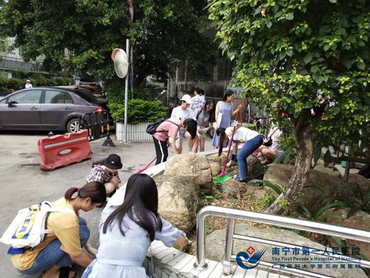 2.绿化带杂草清除.jpg